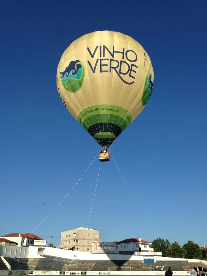 Balão de ar quente com publicidade Vinho Verde